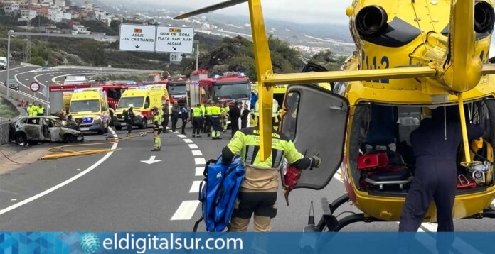 accidente-trafico-guia-de-isora-240326 Efectivos de emergencias actúan en el lugar del choque frontal en la TF-1, en Guía de Isora