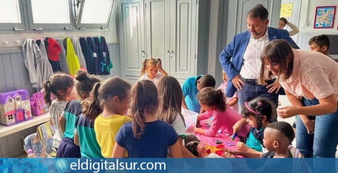 José Manuel Bermúdez, alcalde de Santa Cruz de Tenerife, en un encuentro con niños de escuelas infantiles municipales
