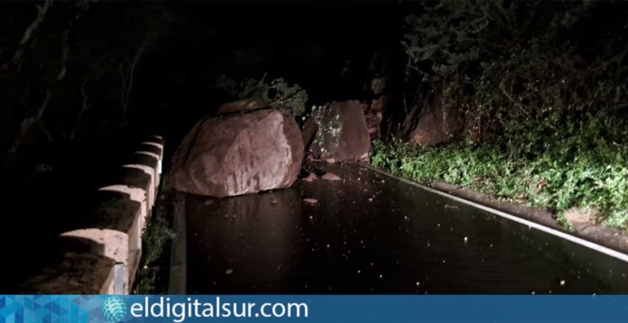 Desprendimiento de piedras sobre la calzada en una carretera de Tenerife tras el paso de la borrasca Therese