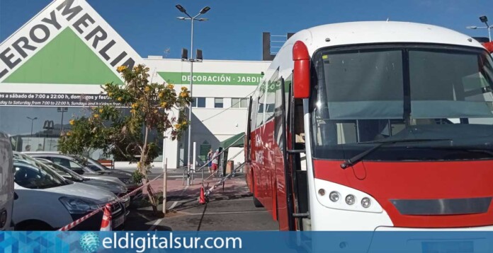 Unidad móvil del Servicio Canario de la Salud instalada en Adeje para la donación de sangre