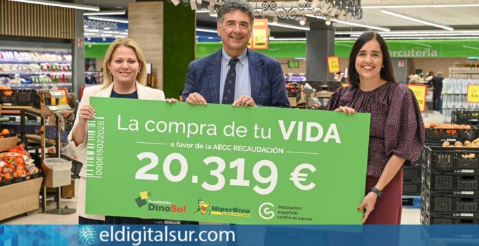Davinia Domínguez, presidenta de la Fundación DinoSol, entrega el cheque de 20.319 euros a Pedro Lara, presidente de la Asociación Española Contra el Cáncer en Las Palmas, tras la campaña solidaria “La Compra de tu Vida”.