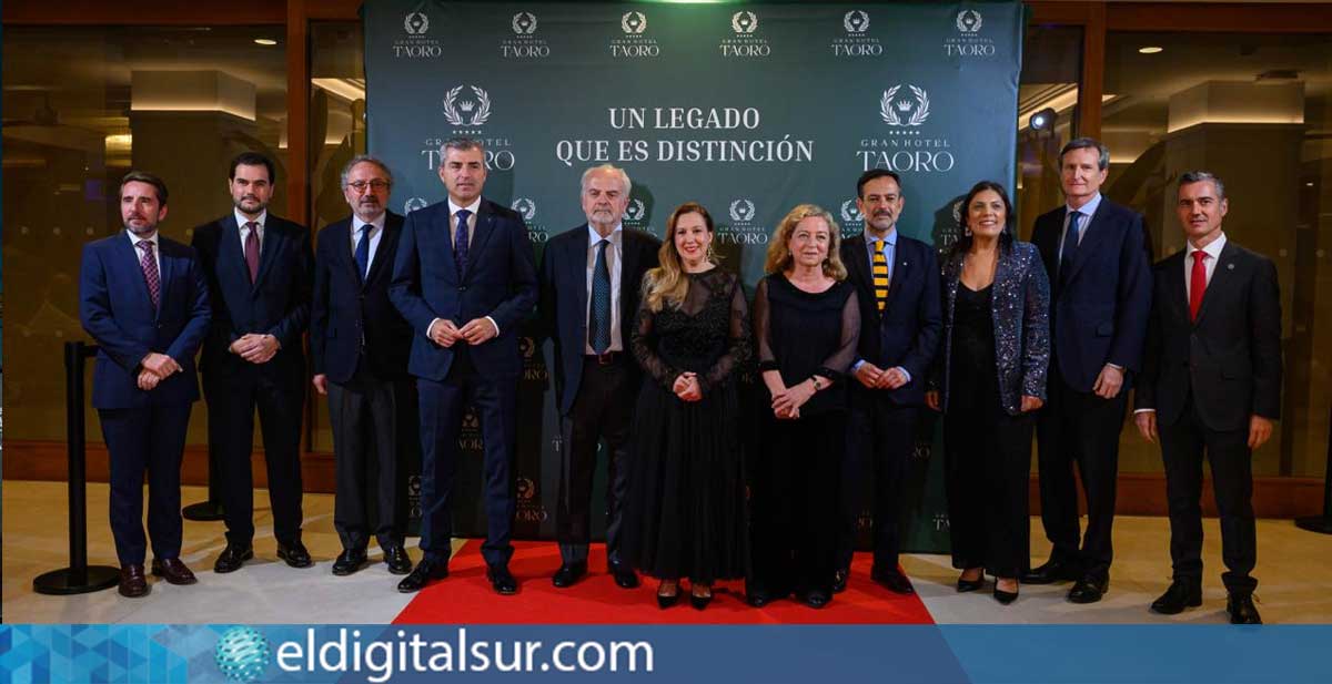 Autoridades y representantes empresariales durante la inauguración oficial del Gran Hotel Taoro en Puerto de la Cruz
