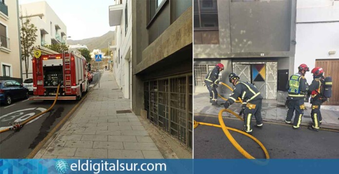 incendio-adeje-160326 Bomberos de Tenerife trabajan para apagar el incendio en una serigrafía de Adeje