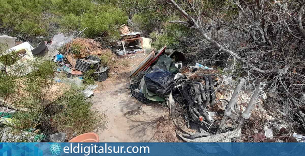 Residuos y enseres acumulados en una parcela municipal de La Mareta, en Granadilla de Abona / EDS