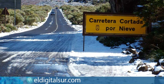 Carretera de acceso al Parque Nacional del Teide cerrada al tráfico por la formación de placas de hielo en la calzada
