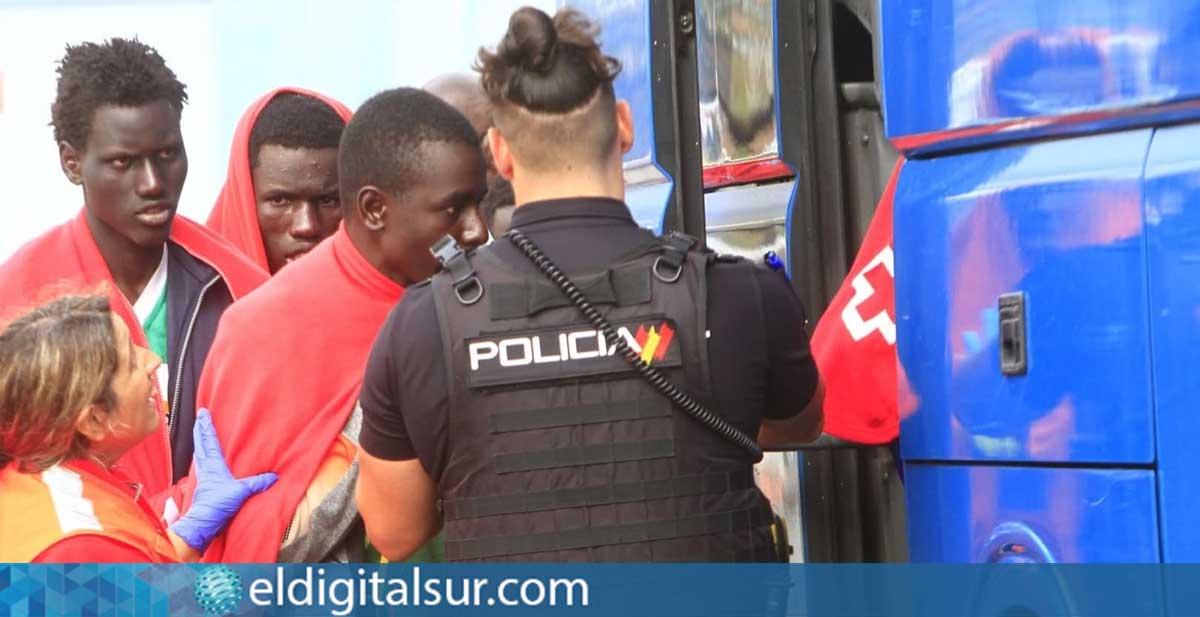 Un cayuco con 109 migrantes llega al puerto de Los Cristianos en plena borrasca Therese. Foto: Mercedes Menéndez.