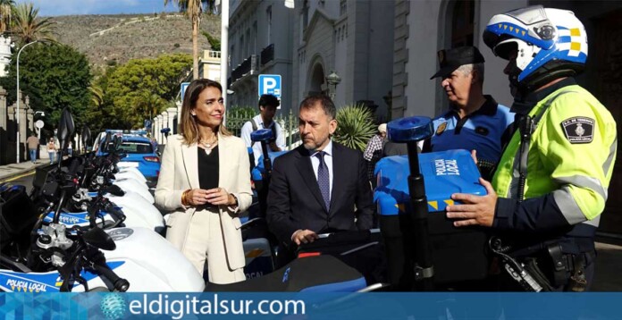 policia-local-de-santa-cruz-240326 El alcalde José Manuel Bermúdez y la concejala Gladis de León durante la presentación de la reactivación de la unidad UNIPOL