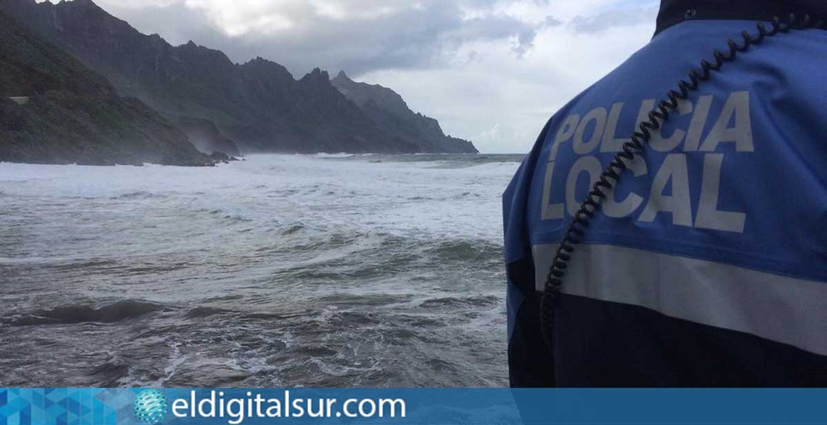 policia-local-mar-lluvias-170326 Un agente de la Policía Local vigila la costa