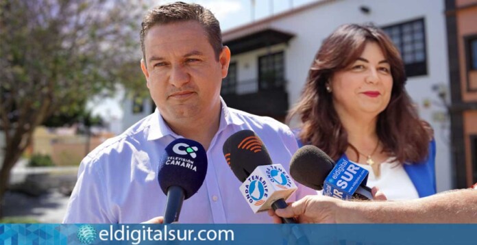psoe-arona-100326 José Julián Mena y Raquel García, del PSOE de Arona