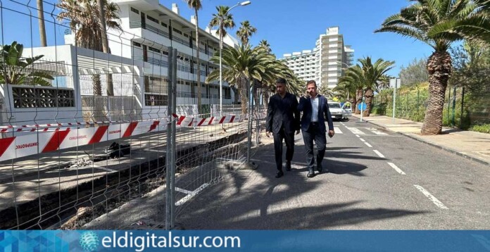 El alcalde de La Laguna, Luis Yeray Gutiérrez, y el gerente de Teidagua, Braulio Domínguez, durante la inspección de las obras de renovación de la red de saneamiento