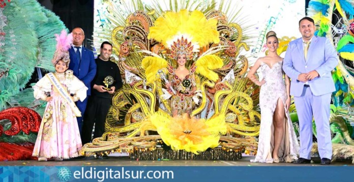 Sara Luis Santos, tras ser coronada Reina del Carnaval de Granadilla de Abona 2026, durante la gala celebrada en el Parque de Los Hinojeros