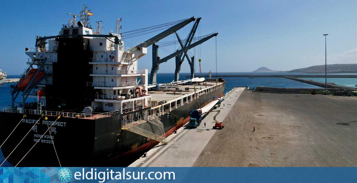 Vista del Muelle de Ribera en el puerto de Granadilla