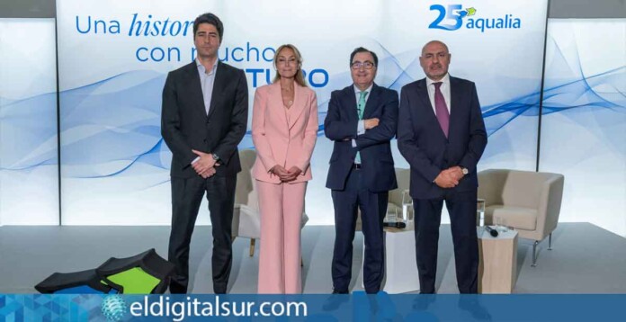 De izquierda a derecha: Jaime Siles, Executive Director del fondo australiano IFM y consejero de Aqualia; Esther Alcocer Koplowitz, presidenta del Grupo FCC; Santiago Lafuente, CEO de Aqualia; y Pablo Colio, consejero delegad