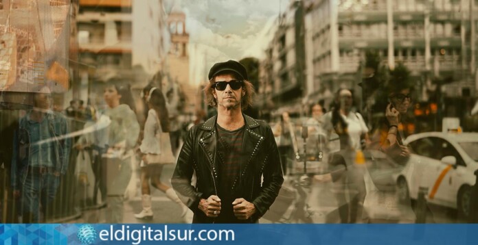 Álvaro Suite, reconocido por su papel como guitarrista y corista en Los Santos Inocentes, la banda de Enrique Bunbury