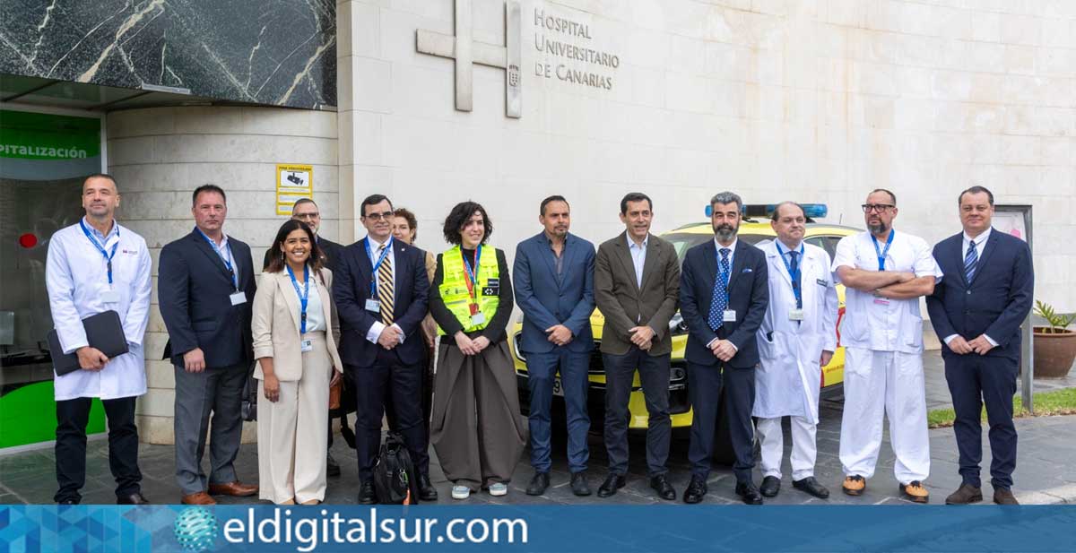 Autoridades y representantes institucionales, junto a la delegación de la NASA, en la entrada del Hospital Universitario de Canarias