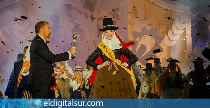 Elisa García Arteaga recibe la corona como Reina de las Fiestas de Mayo 2026