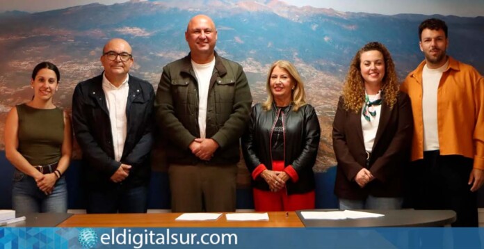El alcalde José Domingo Regalado y el concejal Rubén García Casañas durante la firma de los convenios con AECC y Pequeño Valiente