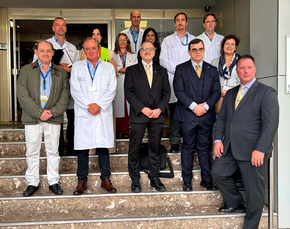 Foto de familia con la Gerencia del Hospital La Candelaria y la delegación de la NASA