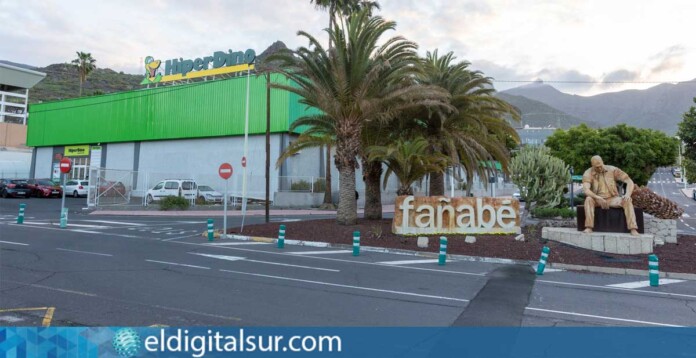 Hiperdino-fañabe-070426 Exterior del supermercado HiperDino Fañabé