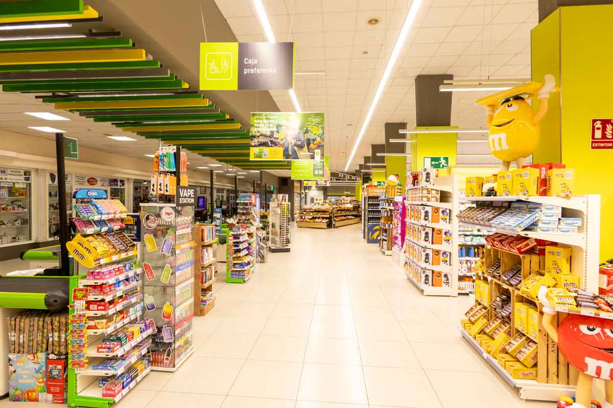 Interior del HiperDino Fañabé
