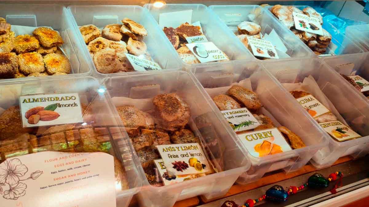 Galletas artesanales de gofio elaboradas a mano en el obrador Sabores Gomeros