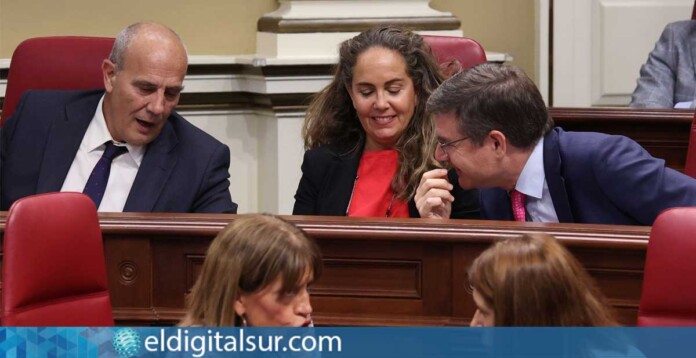 De izquierda a derecha, Javier Nieto Fernández, Paula Jover Linares y Nicasio Jesús Galván Sasia, diputados de VOX en el Parlamento de Canarias