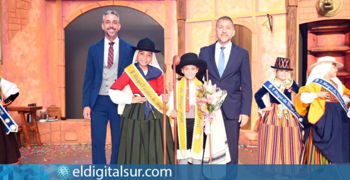 El alcalde José Manuel Bermúdez y el concejal Javier Caraballero junto a Alejandro Ramos y Martina Torres tras su proclamación como Mago y Maga Infantil 2026