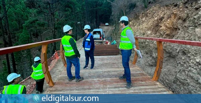 Blanca Pérez durante la visita al nuevo puente de Caño Chingue, que mejora el acceso de emergencias a la Corona Forestal