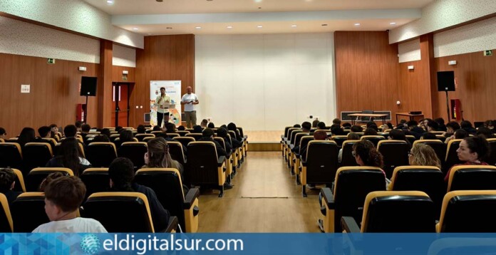 José Domingo Regalado y Rubén García Casañas escuchan al alumnado del IES Magallanes durante el pleno adolescente celebrado en el SIEC
