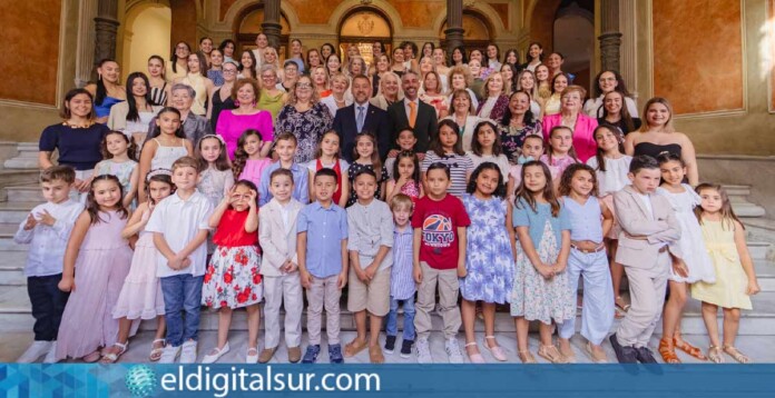 Recepción-Candidatos-Fiestas-de-Mayo-Santa-Cruz-de-Tenerife-170426 José Manuel Bermúdez y Javier Caraballero junto a aspirantes de las Fiestas de Mayo 2026