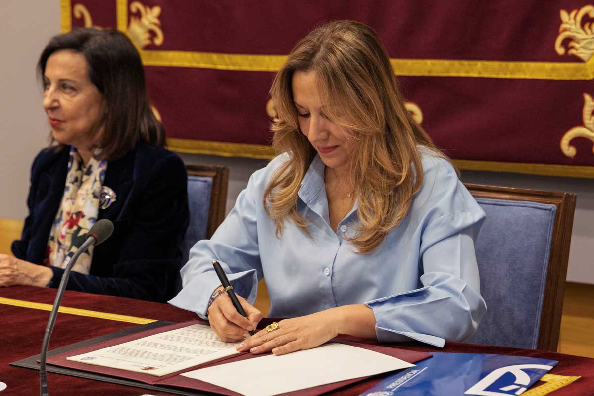 Rosa Dávila y Margarita Robles durante la firma del convenio de colaboración para la campaña contra incendios forestales de 2026.