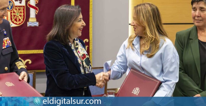 Rosa Dávila y Margarita Robles durante la firma del acuerdo para la prevención de incendios forestales en Tenerife