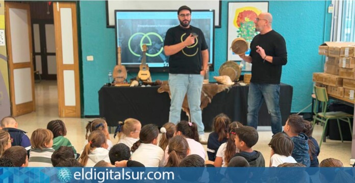 Taller-MiMúsica-–-Etnografía-Canaria-Puerto-de-la-Cruz-170426 Jonás García y Félix Morales durante una sesión del proyecto MiMúsica – Etnografía Canaria en Puerto de la Cruz