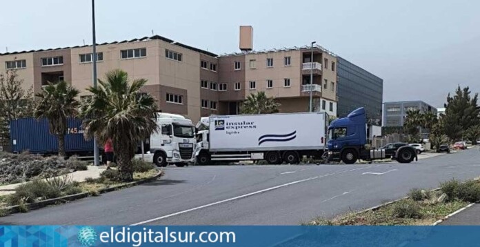 Colisión de dos camiones en el Polígono Industrial Valle de Güímar