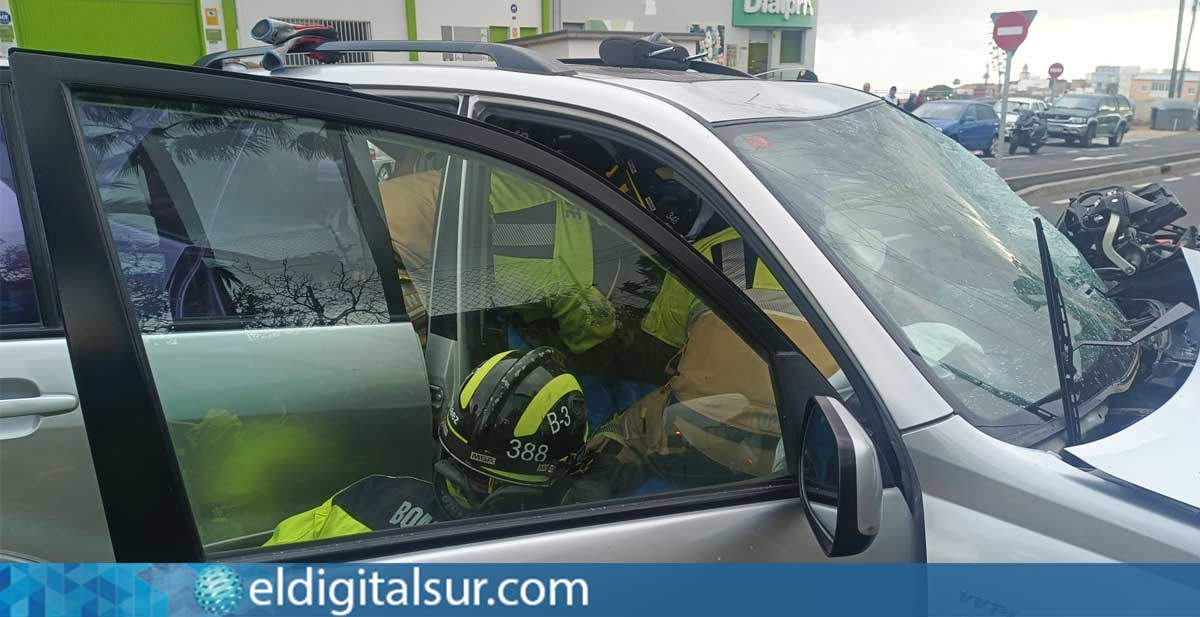 Efectivos del Consorcio de Bomberos de Tenerife intervienen en la TF-28 para liberar a la conductora atrapada tras el accidente