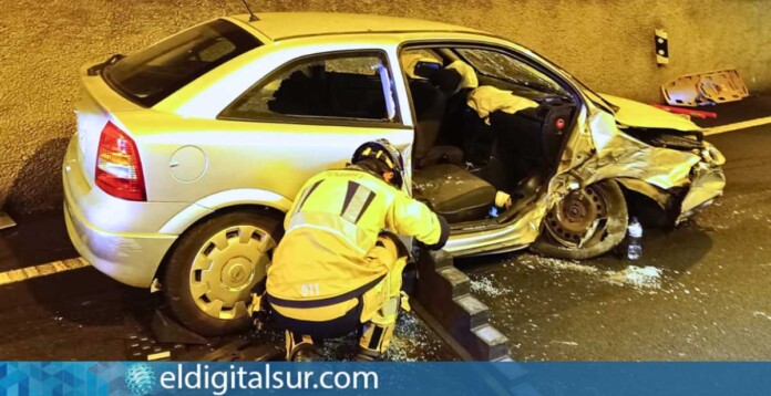 accidente-trafico-150426 Accidente en la TF-5 a la altura de La Guancha, donde los bomberos excarcelaron a un copiloto atrapado tras el impacto del vehículo contra un muro.