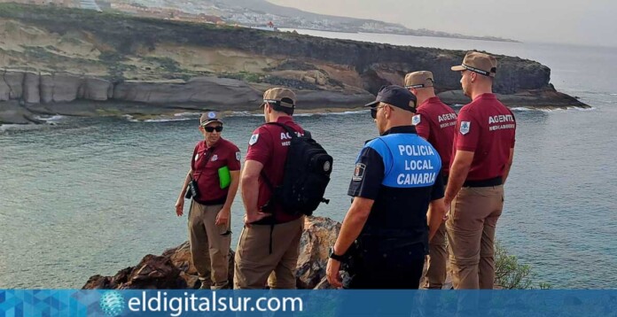 Agentes de Medio Ambiente del Cabildo de Tenerife durante el operativo de vigilancia en La Caleta para prevenir acampadas ilegales y proteger el espacio natural