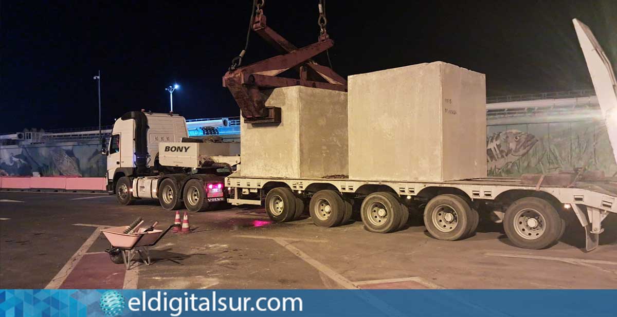 Maniobras de enganche y carga de los bloques para su traslado al puerto de Los Cristianos.