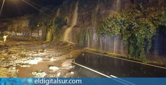 Carretera afectada por la borrasca Therese en Tenerife, con daños en el firme y desprendimientos tras el paso del temporal.