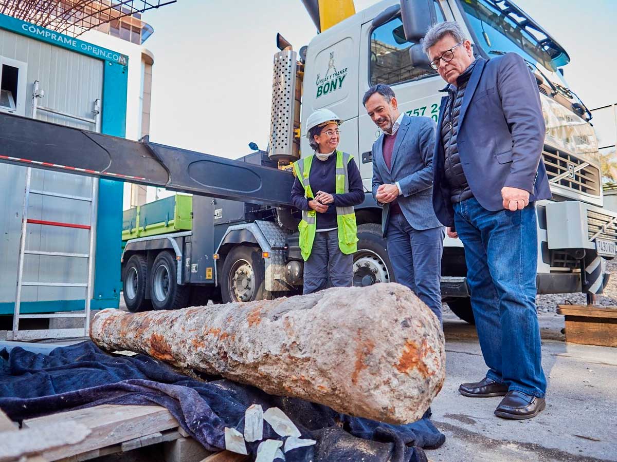 Lope Afonso y José Carlos Acha durante la inspección del cañón hallado en las obras del anexo al Cabildo de Tenerife