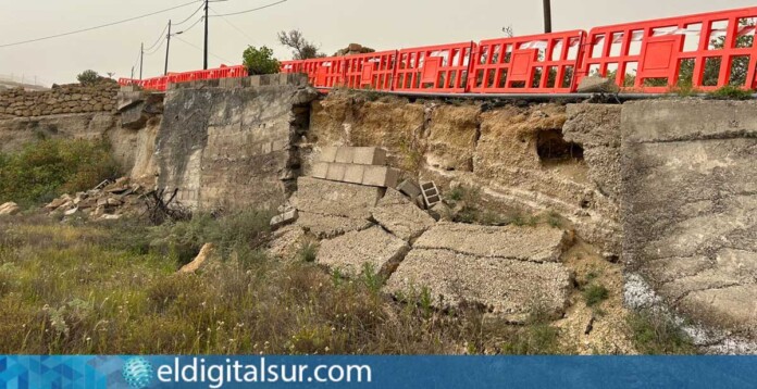 Carretera de Luis Delgado, en Icor (Arico), afectada por un derrumbe que lleva cerca de un año sin reparación