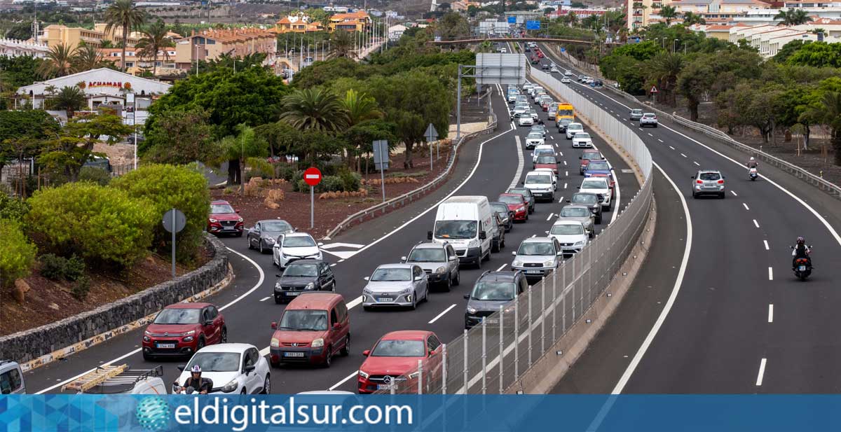 colas-tf-1-adeje-130426 Colas de tráfico en la autopista TF-1
