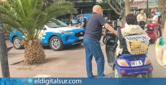 Efectivos y vehículos de la Policía Local de Arona se despliegan en el paseo de Los Cristianos en un amplio operativo de control y retirada de patinetes y scooters irregulares. / Foto: Mercedes Menendez