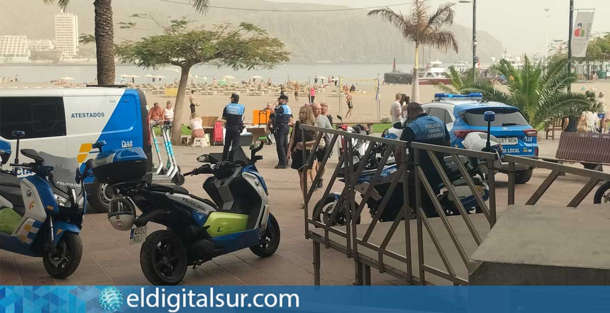 Un grupo de agentes de la Policía Local de Arona interviene e identifica a usuarios de VMP y carritos en pleno centro de Los Cristianos, imponiendo sanciones por incumplir la normativa de movilidad. / Foto: Mercedes Menendez