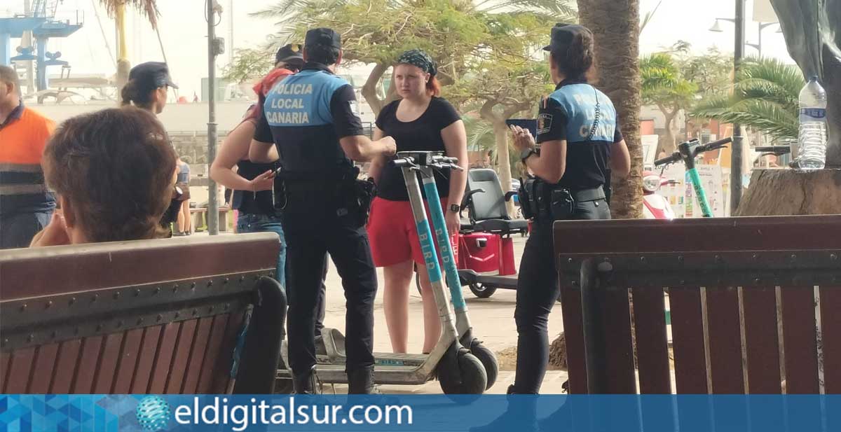 Controles exhaustivos: agentes de la Policía Local fiscalizan el tráfico de patinetes eléctricos en el centro de Los Cristianos, interceptando usuarios en zonas comerciales y de paseo. / Foto: Mercedes Menendez