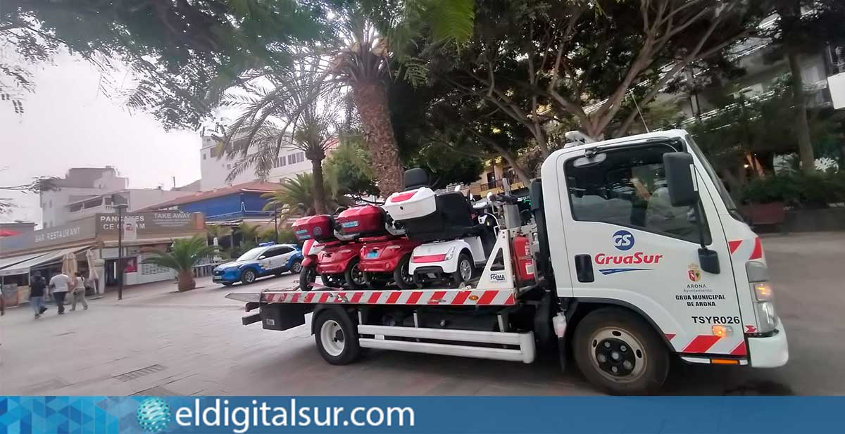 Una grúa municipal traslada al depósito varios scooters de movilidad reducida y patinetes eléctricos tras ser interceptados e inmovilizados durante el dispositivo en Los Cristianos. / Foto: Mercedes Menendez