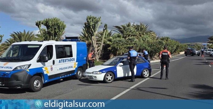 Agentes de la Policía Canaria y la Policía Local de Granadilla de Abona durante el dispositivo de control desplegado en las inmediaciones del aeropuerto del sur de Tenerife