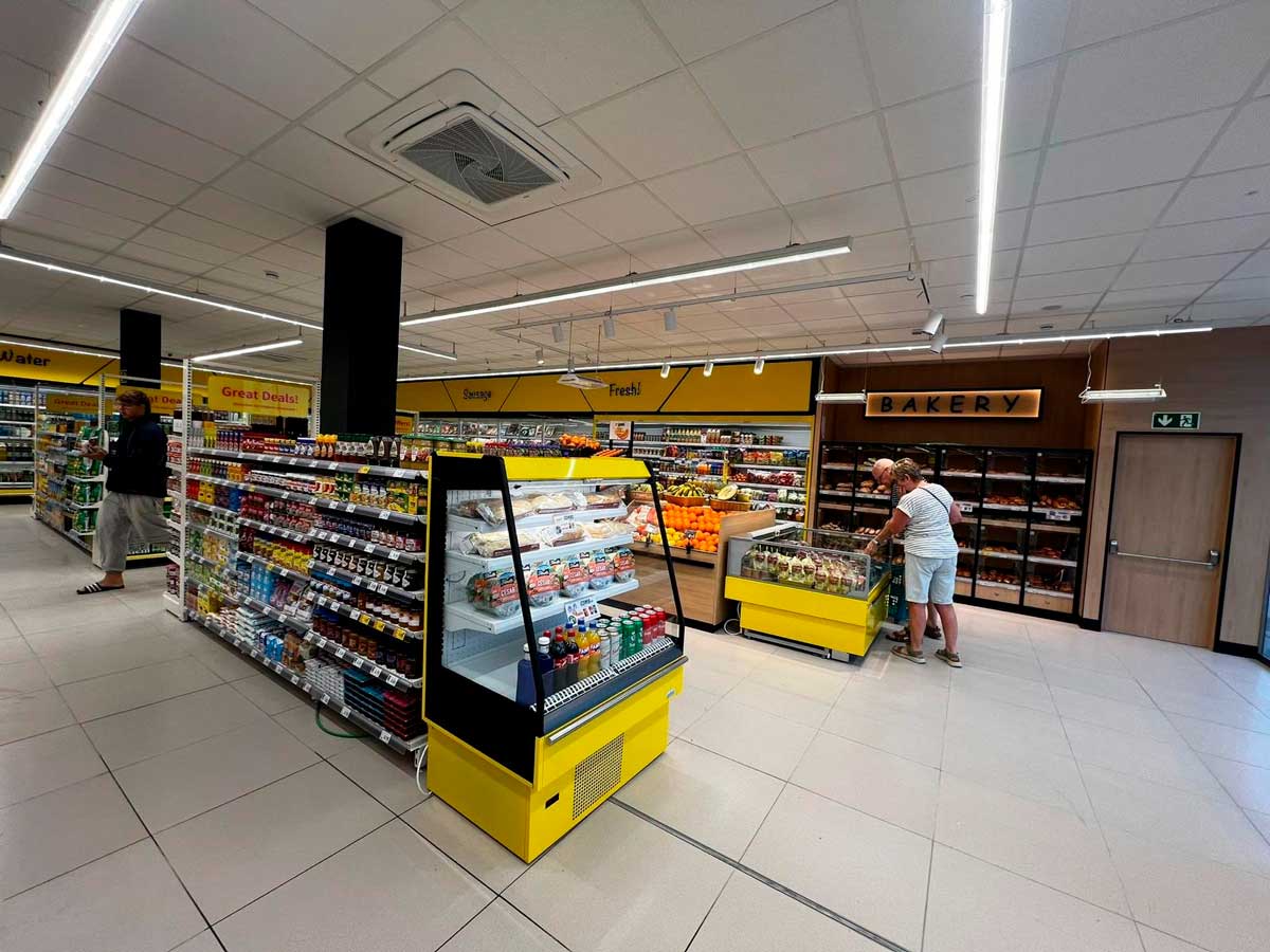 Imagen del interior del HiperDino Express El Cotillo tras la ampliación de su superficie y renovación de instalaciones