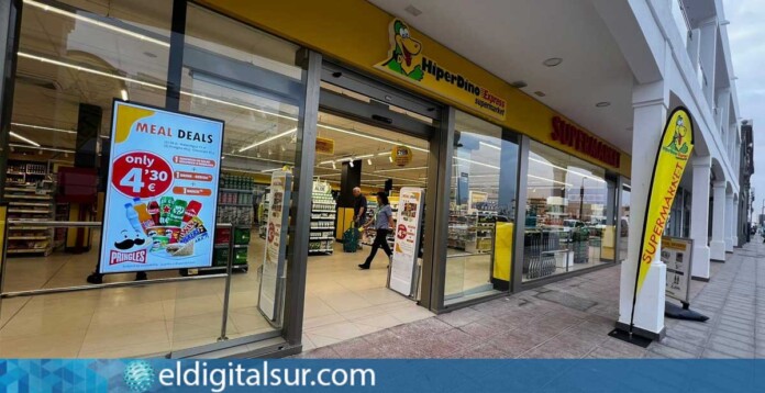 Vista exterior de la tienda HiperDino Express El Cotillo tras su reforma integral en Fuerteventura