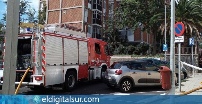 incendio-bomberos-de-tenerife-270426 Bomberos de Tenerife trabajan en el lugar de los hechos tras el incendio declarado en una vivienda de Santa Cruz de Tenerife